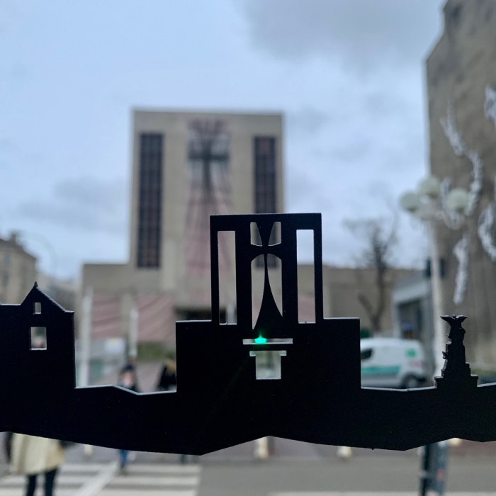 L'église St Jacques de Montrouge et sa skyline.